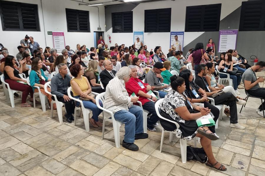 População reunida no Centro Cultural Municipal de Taubaté | Foto: Fábio Freitas