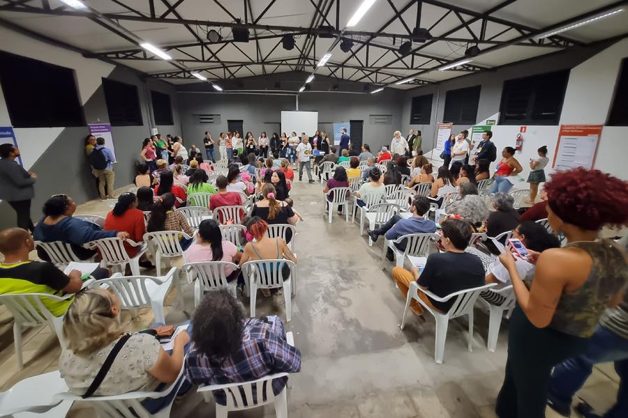 População reunida no Centro Cultural Municipal de Taubaté | Foto: Fábio Freitas