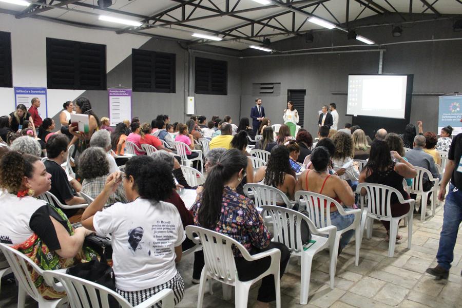 População reunida no Centro Cultural Municipal de Taubaté | Foto: Fábio Freitas