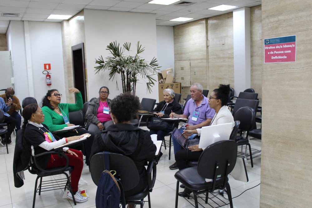 Discussão em grupo de trabalho na regional Central