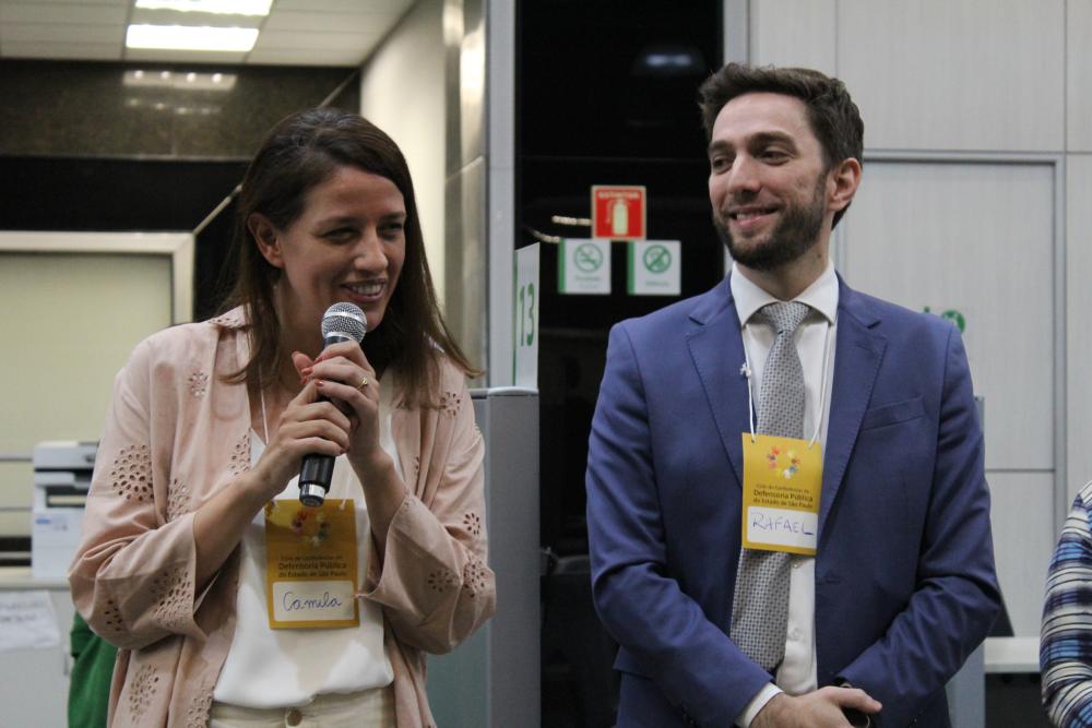 Primeiro subdefensor-geral, Rafael Pitanga, e a ouvidora-geral, Camila Marques, abrem a pré-conferência da Regional Central