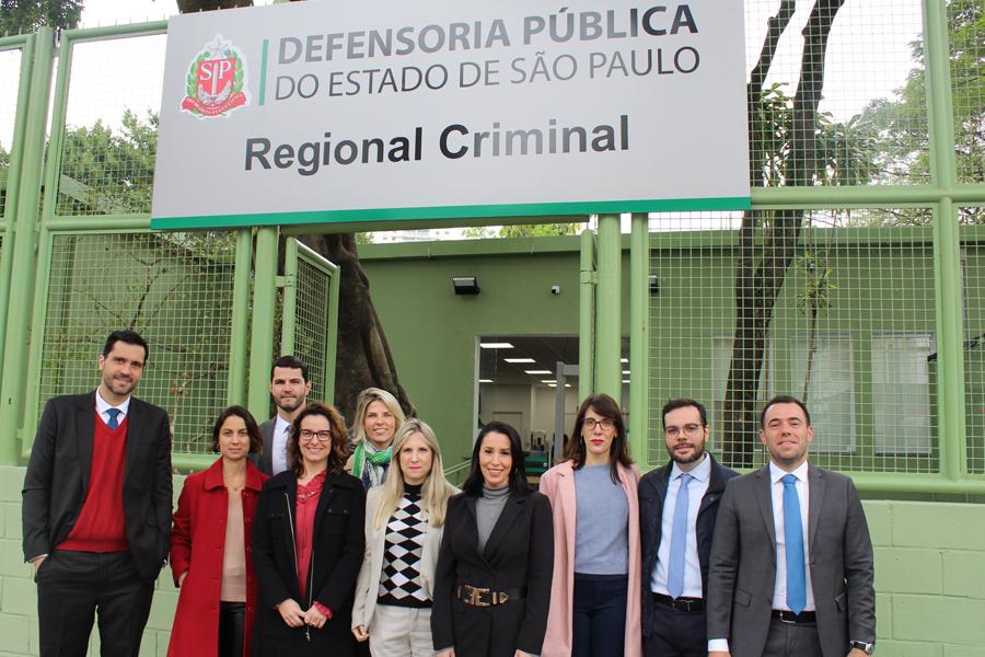 Equipe em frente ao novo prédio de atendimento da Regional Criminal, na Barra Funda | Foto: Marcelo Valeta