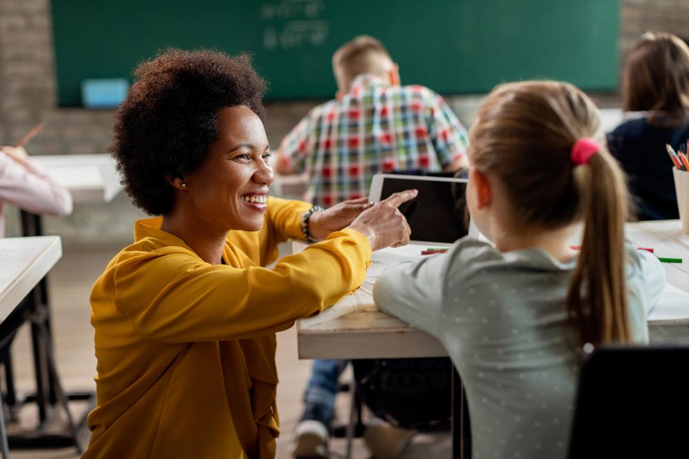 Secretaria de Educação assegurou ter determinado a disponibilização de um cuidador e a reativação da sala de recursos por parte da escola | Foto: Freepik