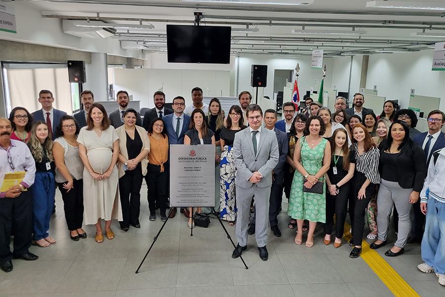 Equipes, autoridades e população posam para a foto | Foto: Fábio Freitas