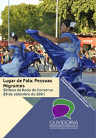 No fundo, mulheres dançando de vestido azul. Acima, escrito em letras pretas e azuis: 
